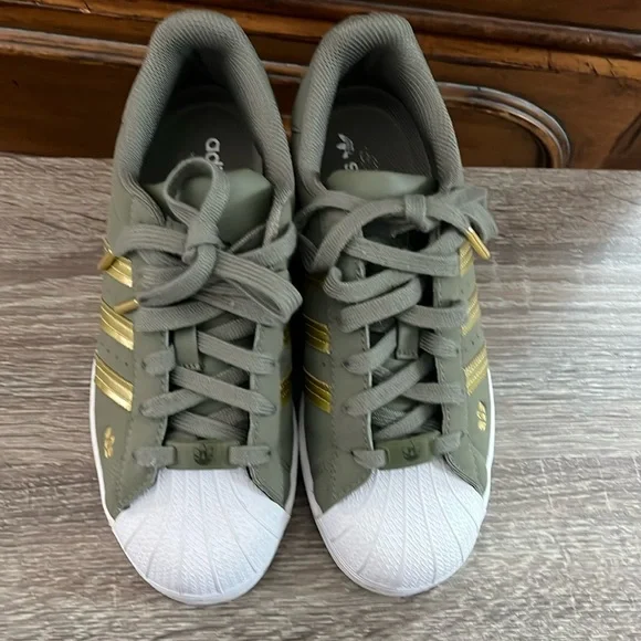 Adidas Super Star women’s 6 - Picture 2 of 4